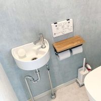 気がついた時にサッとお掃除。浮かせて収納できる吸盤付き洗面スポンジ