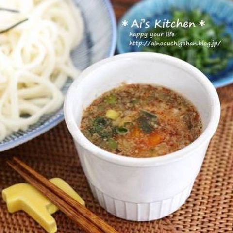 うどん、つけ麺、ネギ、あごだし。