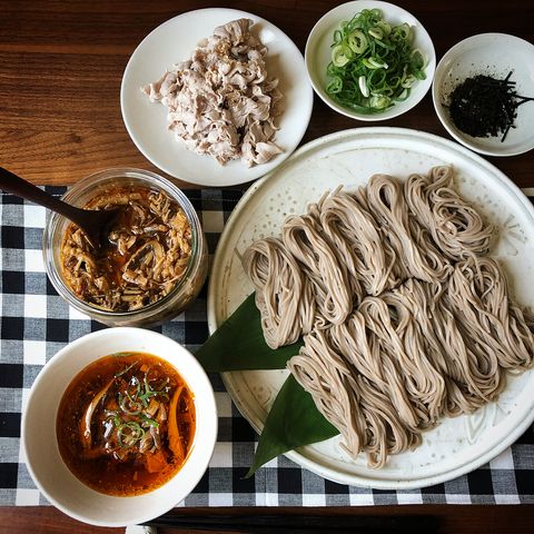 そば、豚肉、ネギ、海苔、きのこ、辛い麺つゆ。