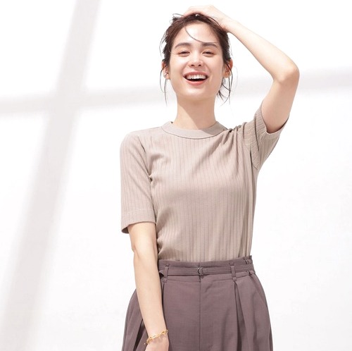 ベージュtシャツ の人気夏コーデ 地味見えさせないおしゃれな合わせ方のコツ Folk