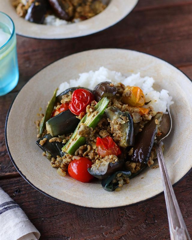 なす、トマト、ひき肉、オクラ、ドライカレー、ご飯。