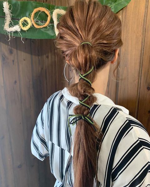 人気の紐を使った夏向けヘアアレンジ