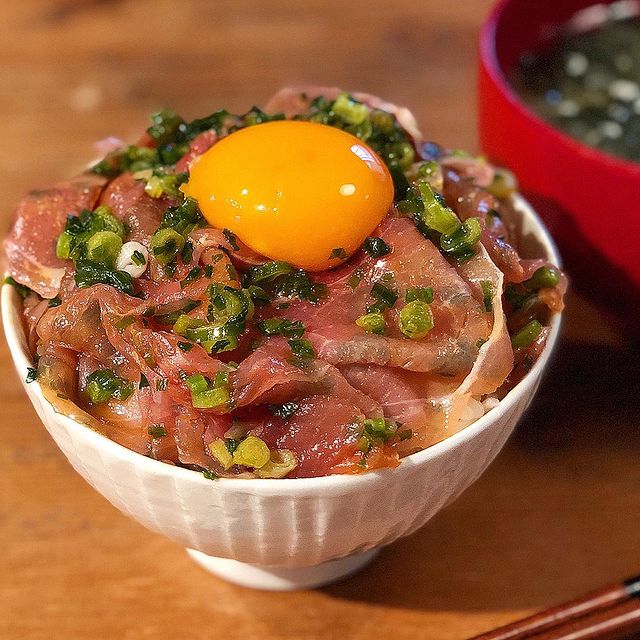 簡単レシピ！夕飯にネギだく生ハムユッケ丼