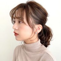 ミディアムヘアはポニーテールで抜け感が叶う。忙しい朝でも簡単な大人向けアレンジ