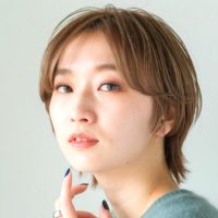 夏はショートヘアで顔まわりをすっきり見せる《2021》大人の小顔見えスタイル