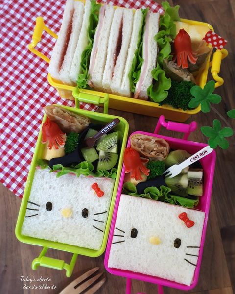 サンドイッチ、お弁当、キウイフルーツ、キャラ弁、タコウィンナー、春巻き。