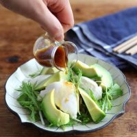 冷やし中華にぴったりな付け合わせ特集。ボリュームが欲しい時に食べたい人気のおかず