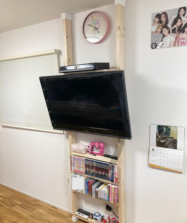 シンプルな壁掛けテレビ用DIYテレビ台