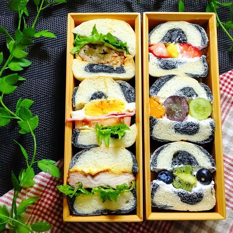 サンドイッチ、お弁当、卵、チキン、イチゴ、ぶどう、キウイフルーツ。