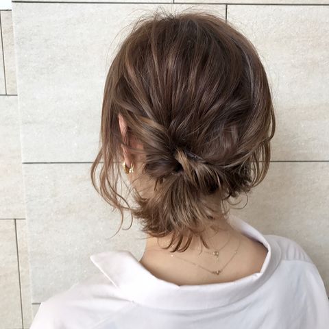 短めヘアスタイルのサイドテールアレンジ