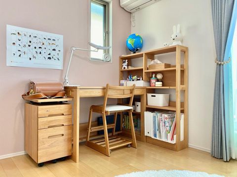 子ども部屋の学習机の引き出し上に