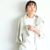 大人女子が着こなす《バンドカラーシャツ》。おすすめ春夏スタイル