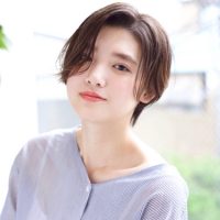 前髪なし×前下がりショートで大人女性の魅力を演出。小顔効果◎な人気スタイル集