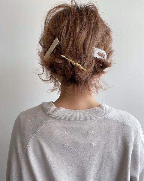 ヘアアクセを活用した前髪なし×まとめ髪