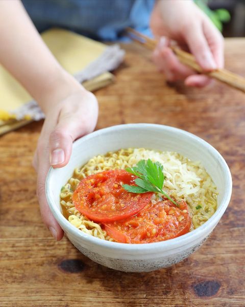 8月の献立に！簡単な焼きトマチーズカレー麺