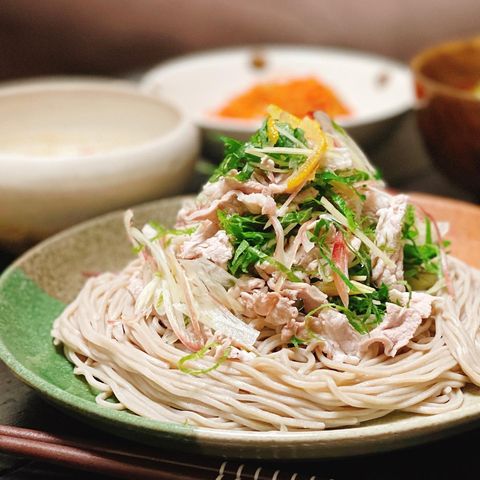 夜食に目が覚める辛めのそば