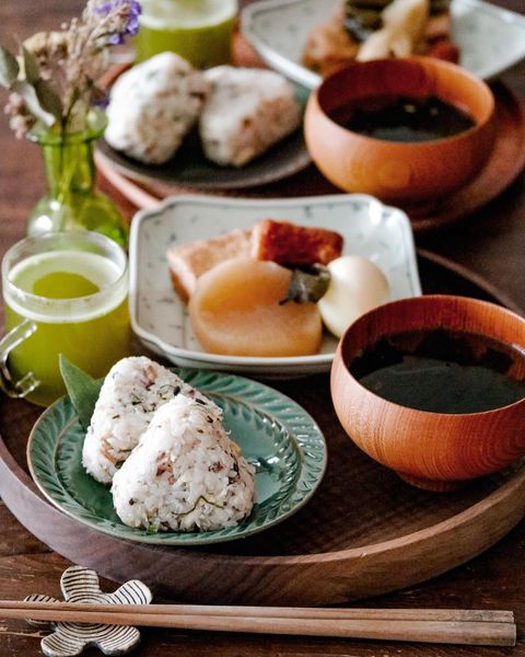 鯖、フレーク、おにぎり、味噌汁、緑茶。