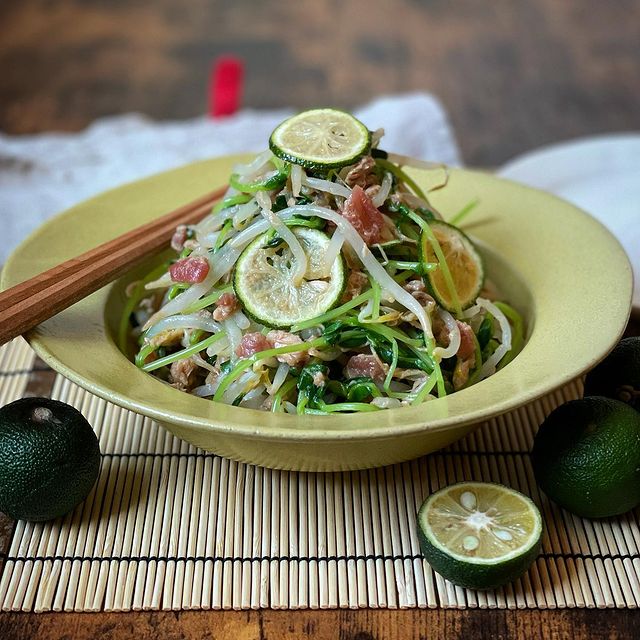 もやし、梅干し、豆苗、すだち、サラダ