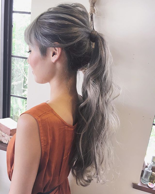 ゴム隠しでこなれ感！ポニーヘアアレンジ