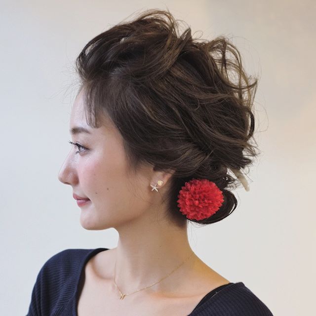 花のヘアピンで粋な印象のボブアレンジ