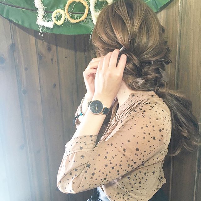 ねじりで簡単！編み下ろしヘアアレンジ