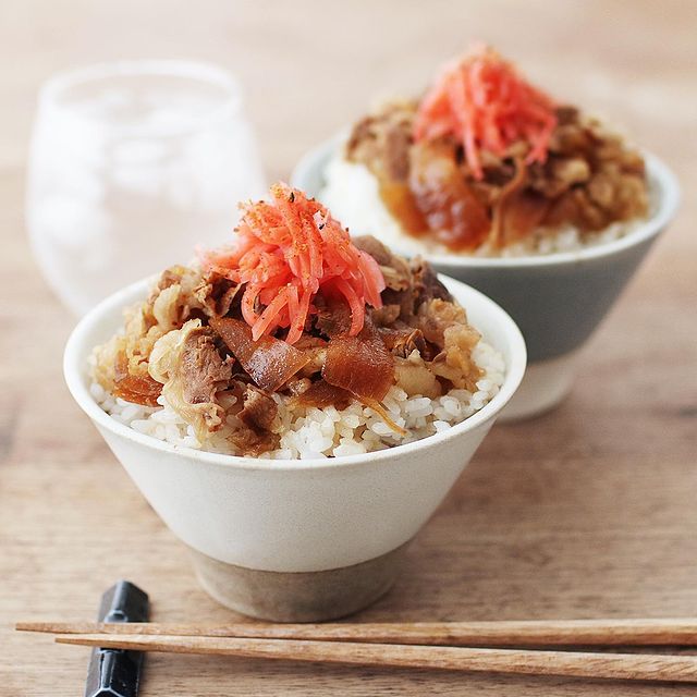 牛丼、紅生姜、肉、玉ねぎ、ご飯。