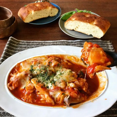 トマト煮、チーズ、パセリ、フォカッチャ、鶏肉。