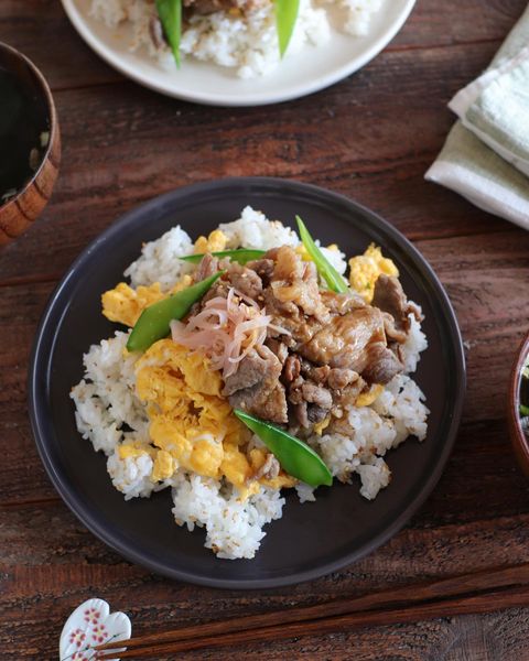 ちらし寿司、豚幾、卵、絹さや、ご飯、紅生姜。