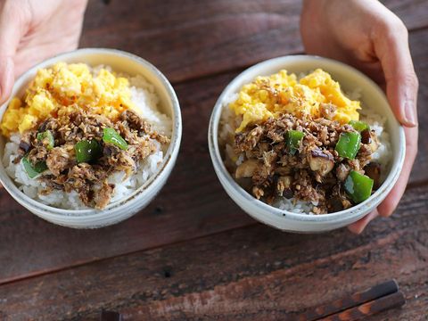 鯖、そぼろ丼、卵、ピーマン、ご飯。