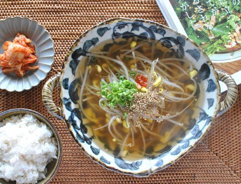 豆もやし、スープ、ネギ、ごま、ご飯、キムチ。