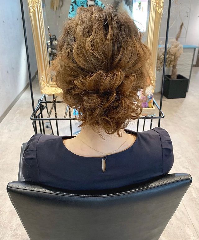 ふわふわシニヨンで簡単なヘアスタイル