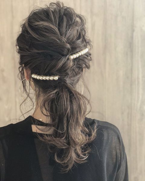 パールがアクセントのヘアスタイル