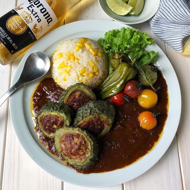 夏野菜カレーを進化させたゴーヤの肉詰めのせ