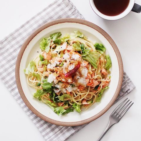 パスタ、鮭、レタス、唐辛子、ペペロンチーノ。