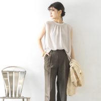 カーキワイドパンツに合う大人コーデ《2021》40代女性らしい旬の着こなし方