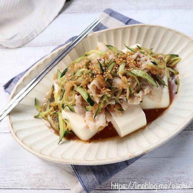 豚肉しゃぶしゃぶ、きゅうり、大根おろし、豆腐、ポン酢。