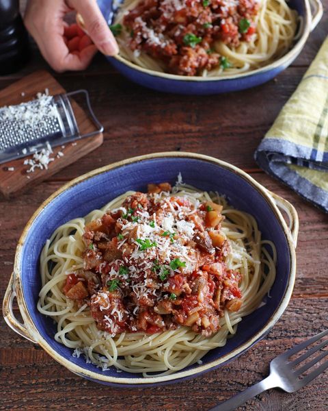 ミートソース、パスタ、ひき肉、ゴボウ、チーズ、パセリ。