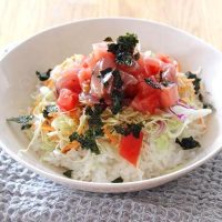 さっぱりして食べやすい！うまみまぐろトマトサラダ丼