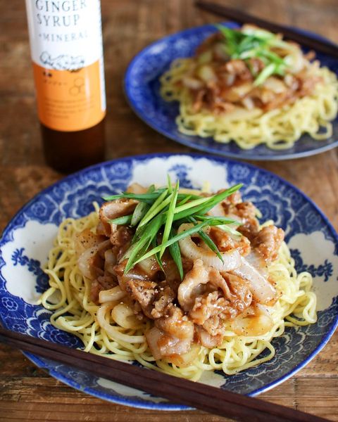 焼きそば、ネギ、豚肉、生姜焼き。