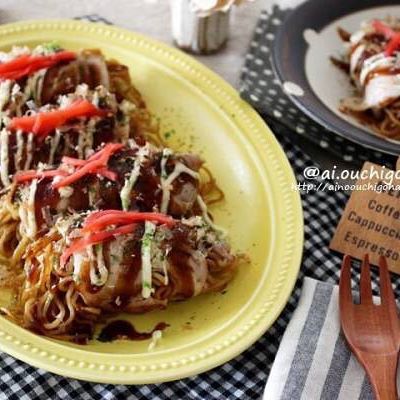 焼きそば、豚肉、巻き、紅生姜、ソース、マヨネーズ、青のり。