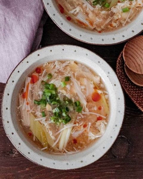 チキンライスの献立にえのき酸辣湯スープ