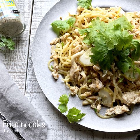 焼きそば、パクチー、レモン、鶏ひき肉、ソルトレモンペッパー。