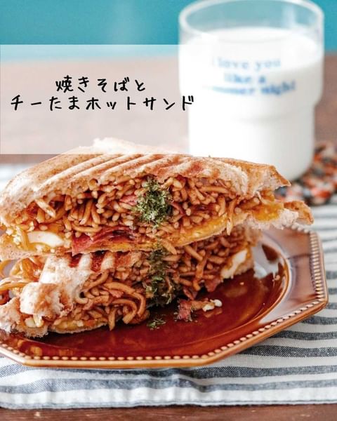 焼きそば、ホットサンド、チーズ、卵、牛乳、食パン。