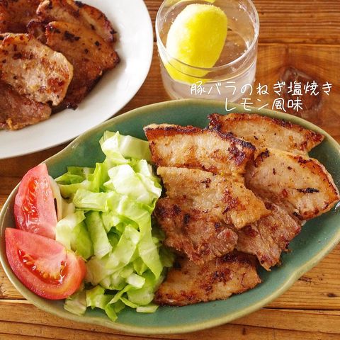 豚肉、レタス、トマト、ネギ塩焼き。