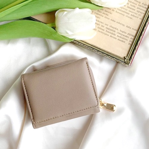 次のお財布の色どうする 風水的におすすめの人気色は 幸運を呼び込むベージュカラー Folk