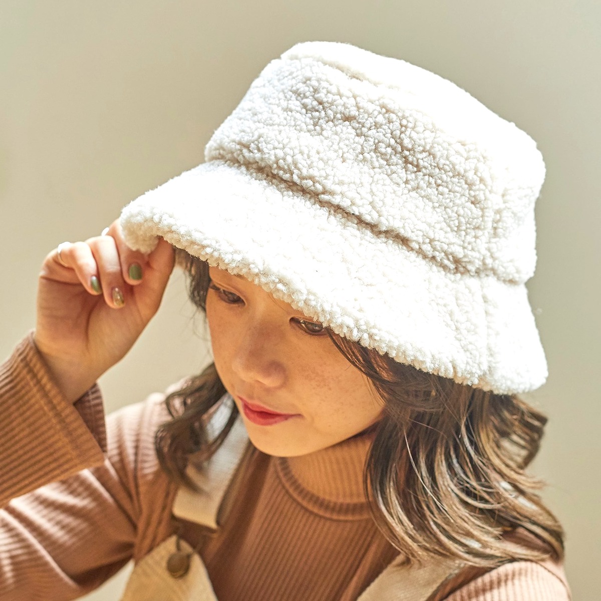 季節別 白バケットハットコーデ特集 髪型も意識してカジュアルが似合う大人女子に Folk