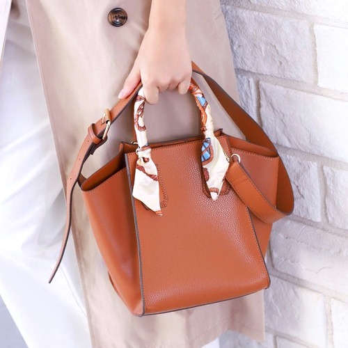 相性抜群 キャメルバッグ コーデ選 着こなしのランクを上げる大人の合わせ方 Folk