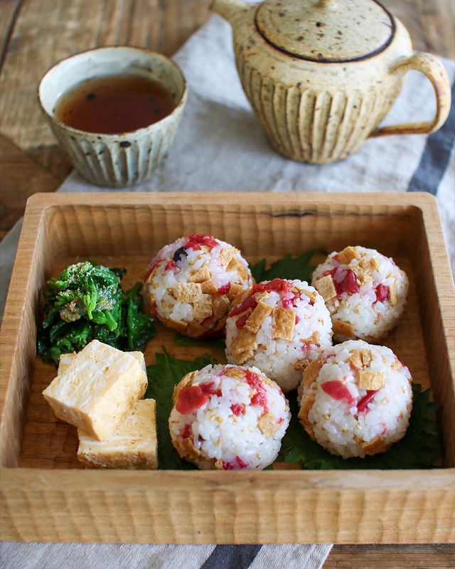 油揚げ、おにぎり、梅干し、卵焼き、青菜