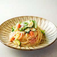 酵素入り生ドレッシングで作る「生ハムとバジルのサラダパスタ」