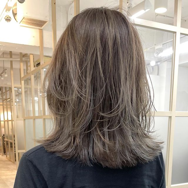 ハイライトミックスのグレージュヘアカラー